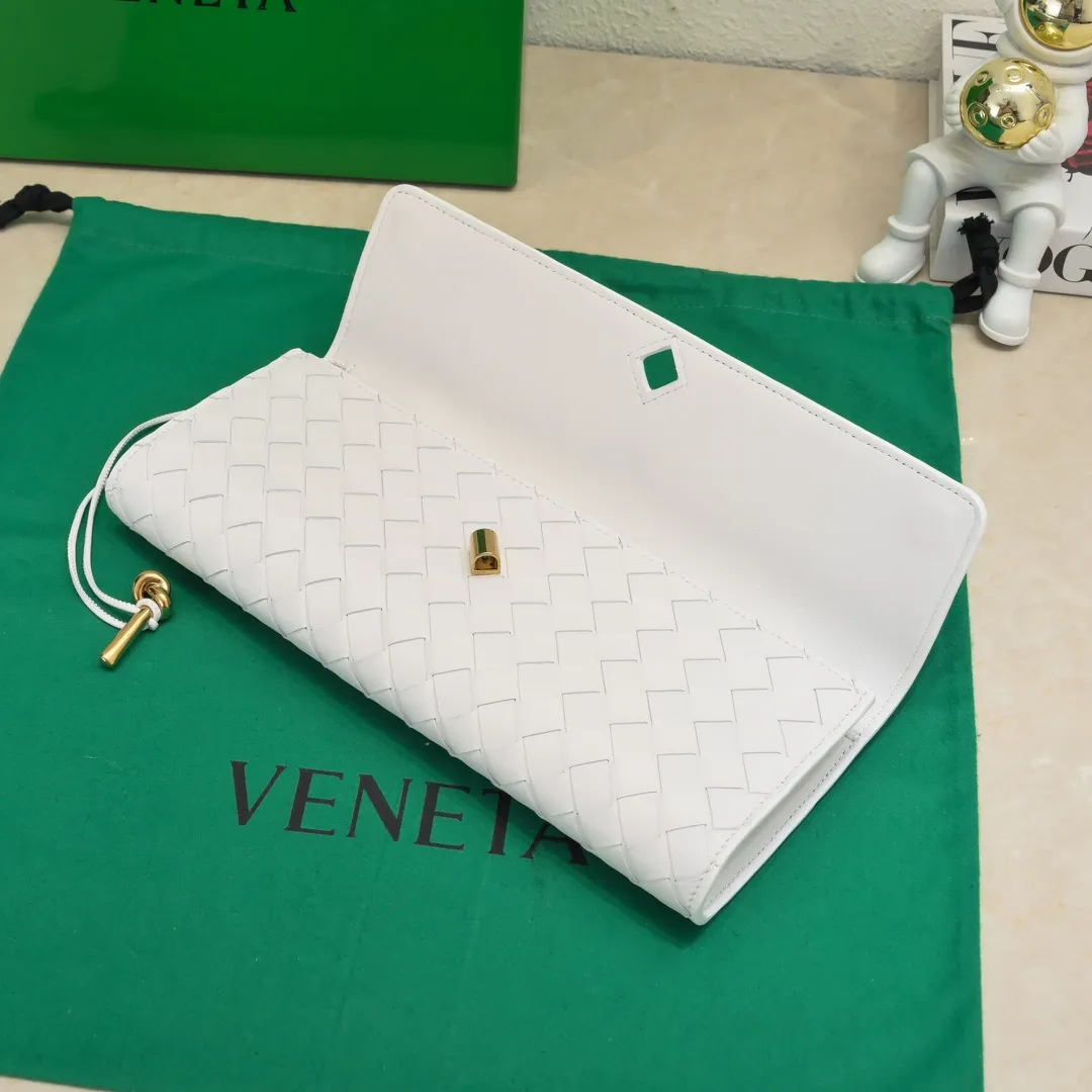 The batch of 1360 BV Andiamo evening handbags has been heavily planted again~ The designer aesthetics in the era of economic downturn are back. I fall in love with it at first sight and can't put it down. It's so beautiful and full of aura. The shape and texture are very competitive. It's light in weight and has sufficient capacity. It's a must-have for fashionistas. It's suitable for many occasions, minimalist, high-end and light luxury. Model No.: 741511 Size: 31*13*3cm
